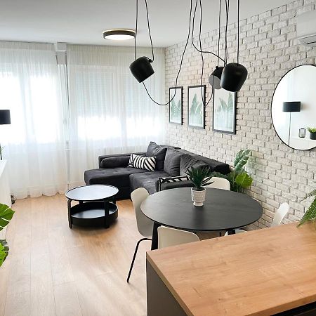 The Black & White Oasis Belgrade Exterior photo